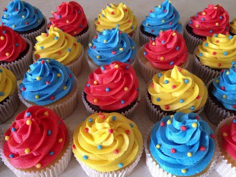 Birthday Themes Blue, Boy Birthday Themes, Blue Party Ideas, Color Cupcakes, Circus Cupcakes, Carnival Cupcakes, Baby Boy Birthday Themes, Circus Birthday Party Theme