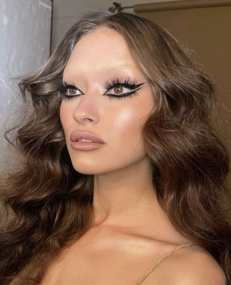 Nikki Makeup Instagram, Black Editorial Makeup, Makeup Doll Eyes, Doll Eyes Makeup, 70s Glam Makeup, Doll Makeup Look, Eye Makeup Creative, Unique Makeup Looks, Art Deco Makeup