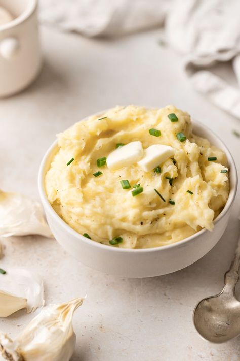 Garlic Mashed Potatoes Garlic Mashed Potatoes Recipe, Creamy Garlic Mashed Potatoes, Roasted Garlic Mashed Potatoes, Best Mashed Potatoes, Thanksgiving Recipe, Clam Recipes, Mashed Potato Recipes, Garlic Mashed Potatoes, Garlic Mashed