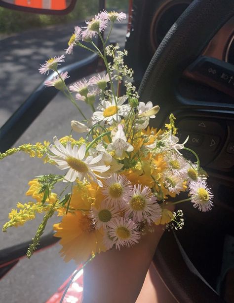 Yellow and white flowers Dandelion Bouquet Aesthetic, Dandelion Wedding Bouquet, Yellow Daisy Bouquet, Dandelion Bouquet, Yellow And White Flowers, Yellow Wedding Flowers, White Dandelion, Daisy Bouquet, White Sunflowers