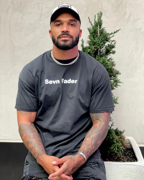 Tyler Lepley, Beard Fade, Black Men Street Fashion, Black Men Hairstyles, Men Street Fashion, Mens Winter Fashion, Mens Accessories Fashion, Man Crush, Men Winter