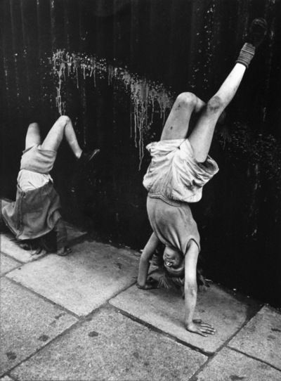 remember doing this? Roger Mayne, Willy Ronis, Robert Doisneau, Foto Tips, Those Were The Days, Handstand, 인물 사진, The Good Old Days, Vintage Photography