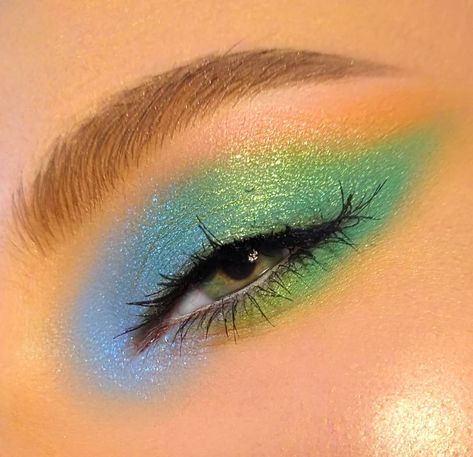 Ioana Burlacu on Instagram: “A more wearable (?) Moment featuring my love for green & blue makeup. Used: @incrediblecosmetics blue & yellow pigments, mixed, as a base…” Light Blue And Green Makeup Looks, Blue And Green Makeup Looks, Yellow Blue Makeup, Green Blue Makeup, Blue And Green Eyeshadow, Blue Festival Makeup, Lights Festival, Electric Forest Festival, Pastel Makeup