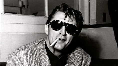 Robert Mitchum, Hooray For Hollywood, Wearing Sunglasses, Vintage Hollywood, The Villain, Tv Stars, American Actors, Classic Hollywood, Old Hollywood