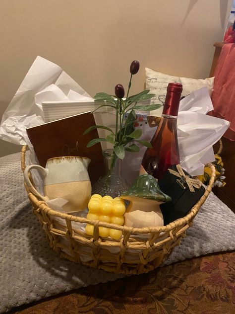 Thrift Gift Basket Ideas, Gift Basket Housewarming, Boyfriend Housewarming Gift, Cottage Core Gift Basket, Cool Gift Basket Ideas, Thrift Basket Gift, Earthy Gifts Ideas, Thrifted Christmas Gift Basket, First Apartment Gifts