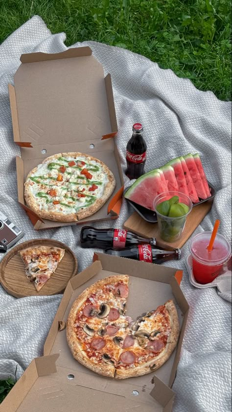 Summer Picnic Aesthetic, Aesthetic Pizza, Picnic Date Food, Food Captions, Picnic Aesthetic, Picnic Inspiration, Picnic Food, Picnic Foods, Summer Picnic