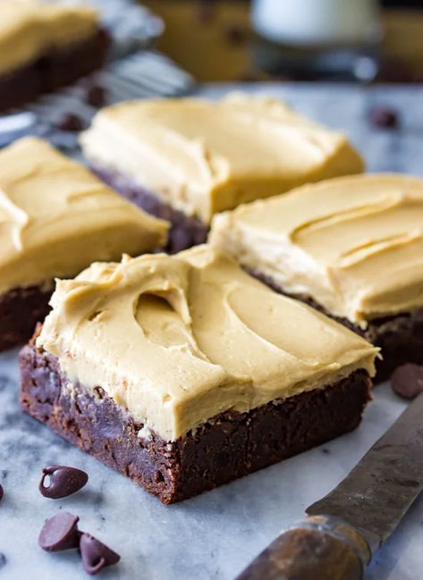 Has there ever been a better flavor combination than peanut butter and chocolate? I don't think so, and that's why I've paired these two flavors here with peanut butter frosted brownies -- classic fudgy brownies topped with a silky-smooth peanut butter frosting! Peanut Butter Frosted Brownies, Brownie Icing, Brownies With Peanut Butter, Frosted Brownies, Yummy Bars, Bakers Delight, Peanut Butter Icing, Bar Desserts, Brownie Frosting