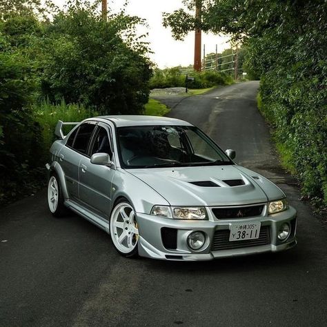 Mitsubishi Lancer Evolution V Evo Lancer Mitsubishi, Evo 3 Mitsubishi, Lancer Modified, Evo Car, Jdm Mitsubishi, Mitsubishi Lancer Evolution X, Modded Cars, V8 Cars, Mitsubishi Lancer Evo