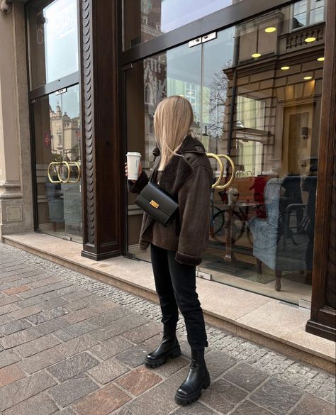 Chocolate Shirt Outfit, Zara Brown Jacket, Brown Aviator Jacket Outfit Winter Style, Brown Aviator Jacket Outfit, Dark Brown Coat Outfit, Autumnal Fashion, Black Loafers Outfit, Winter Jacket Outfits, Winter Mode Outfits