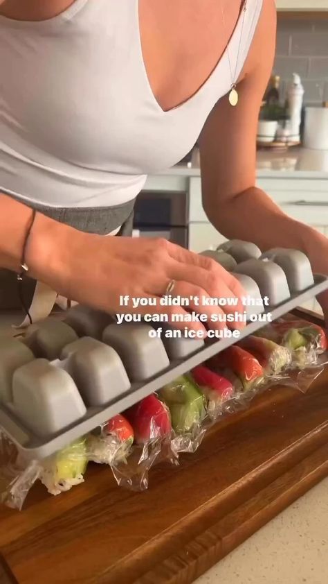 Sushi Recipes Homemade, Sommer Mad, Sushi Roll Recipes, Homemade Sushi, How To Make Sushi, Sushi Recipes, Food Recepie, Food Videos Cooking, Ice Cube Tray