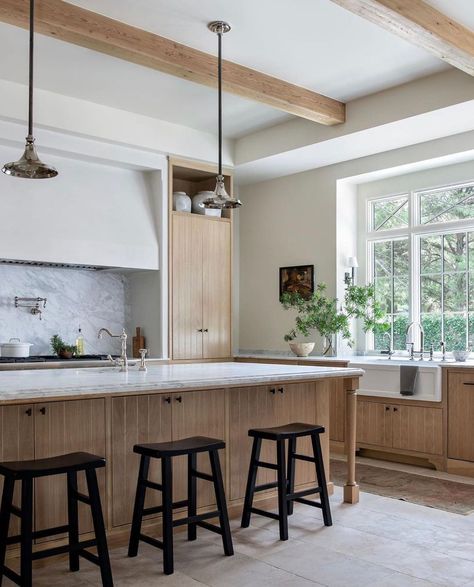 Maison Blonde on Instagram: “Evening inspo scrolling and @scoutandnimble got me again with this beautiful kitchen designed by @christinagracijavanmardi shot by…” Amber Lewis Kitchen, Amber Interior Design, Home Kitchen Design, Kitchen Concept, Cabinetry Kitchen, Kitchen Top, Lake House Kitchen, Pantry Remodel, Beautiful Kitchen Designs