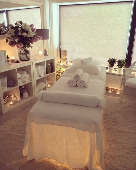 Spa Room Decor Bohemian, Facial Room Ideas Estheticians At Home, Boho Spa Room, Skincare Esthetics, Waxing Aesthetic, Solo Esthetician Room, Aesthetician Room, Friday Skincare, Reiki Studio