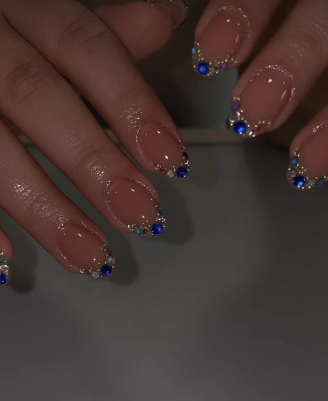 Gem Short Nails, Gold Nails With Gems, Jeweled Nails Designs, Nail Gem Designs Simple Rhinestones, Short Rhinestone Nails, Short Nails With Gems, Cristal Nails, Bejeweled Nails, Gemstone Nails