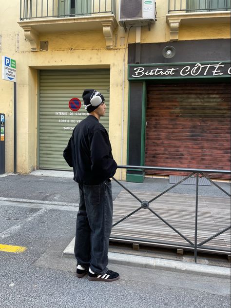 Mens Beanie Outfit Street Styles, Beanie Mens Outfit, Adidas Samba Baggy Pants, Ny Streetwear Men, Black Spezials Outfit, Beanies Outfit Men, Men’s Beanie Outfit, Samba Outfit Men Black, Black Samba Adidas Outfit Mens