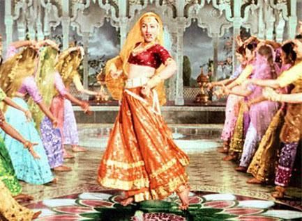 colours Mughal E Azam, Film Clothes, Madhu Bala, Gharara Designs, Bollywood Retro, Old Film Stars, I Love India, Famous Dress, Bollywood Posters