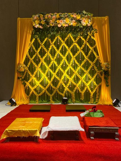 Haldi Hall Decoration, Haldi Backdrop Decoration, Haldi Mehandi Decoration Ideas, Mehandi Ceremony Decoration, Grahshanti Decor, Haldi Backdrop Stage Decorations, Haldi Function Decoration At Home, Mehandi Stage Decoration, Pithi Decoration