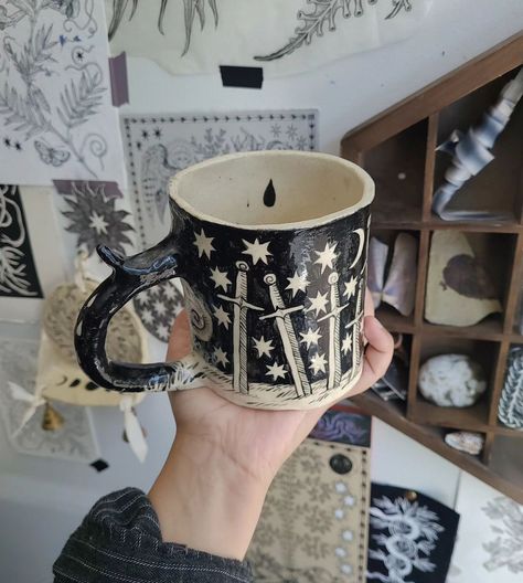 Leo (@leo.mortem) • Instagram photos and videos Winter Ceramics Ideas, Ceramics Gift Ideas, Pottery Ideas Mug, Drawing On Clay, Ceramic Mugs Ideas, Winter Ceramics, Pottery Mug Ideas, Thumbnail Drawings, Ceramic Mug Ideas