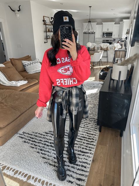 Flannel Around Waist Outfit, Sporting Event Outfit, Patent Leather Leggings Outfit, Chiefs Game Day Outfit, Flannel Around Waist, Nfl Game Day Outfit, Leather Leggings Outfit Fall, Platform Doc Martens Outfit, Chiefs Game Day