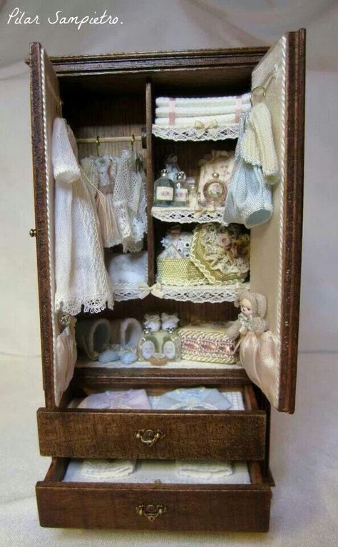 ! Miniature Closet, Dollhouse Clothes, Dollhouse Nursery, Mini Doll House, Doll House Crafts, Victorian Dollhouse, Dolls House Interiors, Miniature Rooms, Victorian Dolls