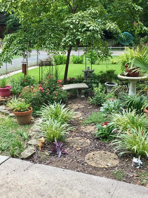 Rock Garden Beds Front Yards, Landscaping Ideas Around Utility Pole, Trailer Front Yard Landscaping, Landscaping By Front Door, Small Memorial Garden Ideas, Fence Edging Ideas, Fall House Decor, Fence Edging, Spooky Garden