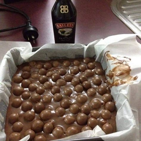 Baileys Malteser Fudge, Malteser Fudge Recipe, Baileys Fudge Recipe, Malteser Fudge, Sweet Alcoholic Drinks, Baileys Fudge, Maltesers Chocolate, Maltese Recipes, Bake Sweets