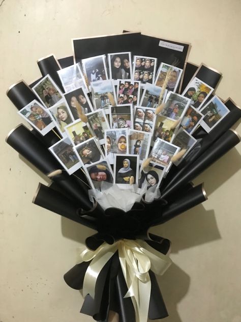 Picture Bouquet Crafts Gift Ideas, Gift Box With Pictures, Photo Bouquet Handmade, Hoodie With Kisses, Polaroid Bouquet, Boyfriend Bouquet, Bouquet For Boyfriend, Bouquet For Men, Anniversary Decoration Ideas