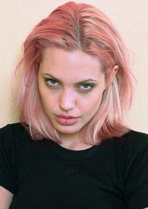 Angelina Jolie Hairstyles: 2014 Hairstyle for Medium Length Hair Angelina Jolie 90s, Foto Poses, Grunge Hair, Angelina Jolie, Pink Hair, Hair Goals, Hair Inspo, Pretty People, Hair Inspiration