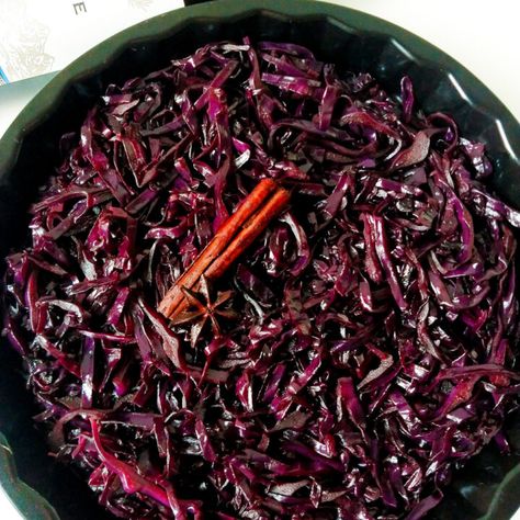 Cabbage In The Oven, Spiced Red Cabbage, Cooked Red Cabbage, Winter Side Dishes, Best Cranberry Sauce, Red Wine Recipe, Braised Red Cabbage, Braised Cabbage, Leftover Cranberry Sauce