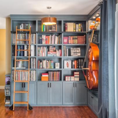 Luxurious Library, Beautiful Home Library, Corner Library, Transitional Family Room, Library Bookshelves, Library Ladder, Corner Bookshelves, Library Shelves, Home Library Design