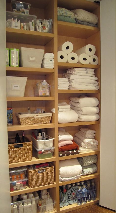 Étagère rangement plus Desain Pantry Dapur, Bathroom Linen Closet, Closet Redo, Bathroom Closet Organization, Organizing Linens, Shoes Closet, Messy Closet, Desain Pantry, Linen Cupboard