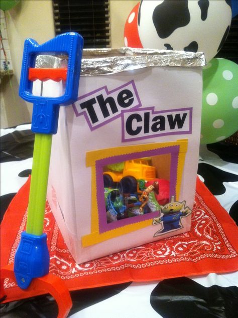 Toy Story Party Game: The Claw.  Fill paper-covered box with toy prizes for the kiddos to fish out with a claw grabber. Buzz Lightyear Party Games, Pizza Planet Trunk Or Treat, Prize Box Ideas, Toy Story Trunk Or Treat Ideas, Toy Story Party Games, Disney Party Games, Buzz Party, Disney Party Ideas, To The Infinity And Beyond