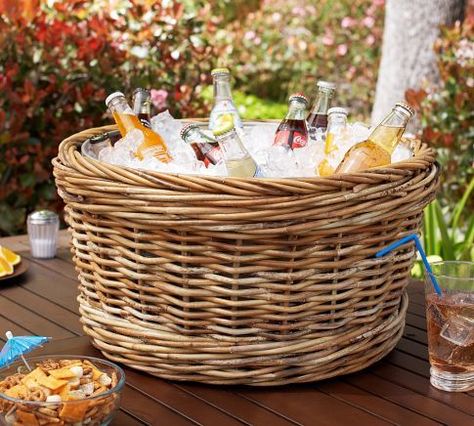 Woven drink bucket for both indoor and outdoor use Pontoon Ideas, Drink Basket, Party Bucket, Bucket Ideas, Drink Bucket, Big Basket, Diy Drinks, Wine Bucket, Picnic Ideas