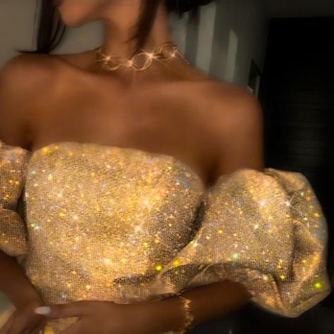 Gold Pfp Aesthetic, Gold Aesthetic Dress, Gold Summer Aesthetic, Glam Girl Aesthetic, Gold Girl Aesthetic, Golden Girl Aesthetic, Gold Dress Aesthetic, Magnolia Parks Universe, Bild Gold