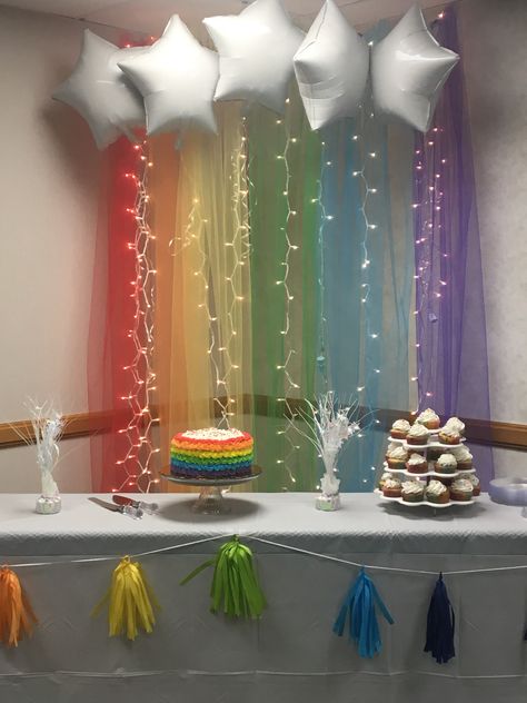 Metallic Rainbow Birthday Party, Simple Rainbow Decorations, Rainbow Backdrop Diy Birthday, Rainbow Backdrop Ideas, Rainbow Ideas Decorations, Birthday Rainbow Theme Decoration, Rainbow Backdrop Diy, Rainbow Theme Baby Shower Ideas, Rainbow Baby Shower Ideas Decoration