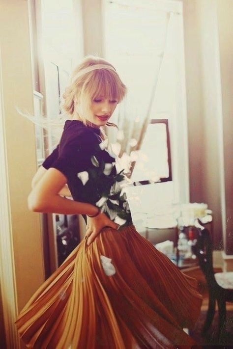 Taylor Swift Vintage Aesthetic, Taylor Swift Vintage, 2010s Fashion, Vintage Ideas, Swift Photo, Red Taylor, Knit Sweaters, Taylor Swift Wallpaper, Taylor Swift Pictures