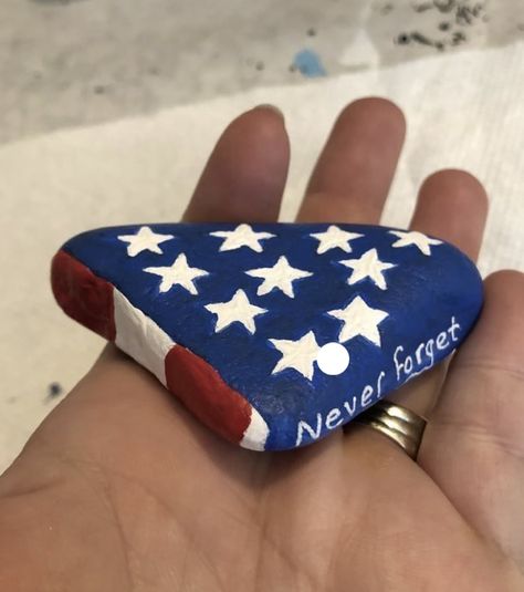 Stone Ideas, Diy Rock Art, Art Pierre, Flag Painting, Painted Rocks Kids, Painted Rocks Craft, Painted Rocks Diy, Rock Painting Ideas Easy, Rock Painting Patterns