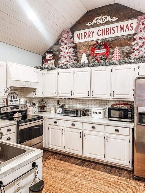 Christmas Kitchen Decor Ideas, Top Of Kitchen Cabinets, Above Kitchen Cabinets, Christmas Decor Inspiration, Country Christmas Decorations, Kitchen Decor Ideas, Christmas Kitchen Decor, Christmas Interiors, Christmas Room Decor