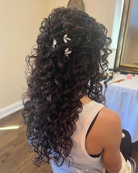 𝒥𝒞 𝐻𝒶𝒾𝓇 𝒟𝑒𝓈𝒾𝑔𝓃 | 𝙽𝙹 𝙱𝚛𝚒𝚍𝚊𝚕 on Instagram: "Naturally curly styles can be very scary and challenging if you are not used to working with this texture. But as being a natural curly girl myself 🤗, the little girl inside me jumps in joy when I work with a curly Bride. Had so much fun playing with my beautiful future bride to be 🤩 #curlyupdo #curlybride #curlybridalhair #curlybrides #naturalbridalhair #bridalupdos #updo #updos #updohair #hairupdo #updohairstyles #bridalhairstyle Natural Curl Half Up Half Down Wedding, Curly Braid Wedding Hair, Naturally Curly Hair Bridesmaid Styles, Natural Curly Hair Quinceanera Hairstyles, Wedding Veil Curly Hair, Naturally Curly Bridal Hair Half Up, Naturally Curly Bridal Hair With Veil, Curly Hairstyles Bride, Wedding Hair Curly Natural