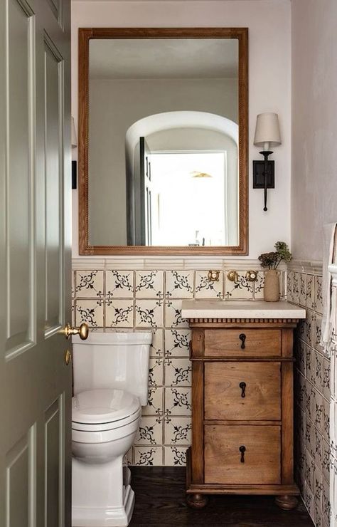 Small Bathroom Cottagecore, Victorian Half Bath, Cottage Powder Room Ideas, English Farmhouse Bathroom, Earthy Vintage Bathroom, Old English Bathroom, Cotswold Bathroom, Victorian Wc, Tiny Toilet Room