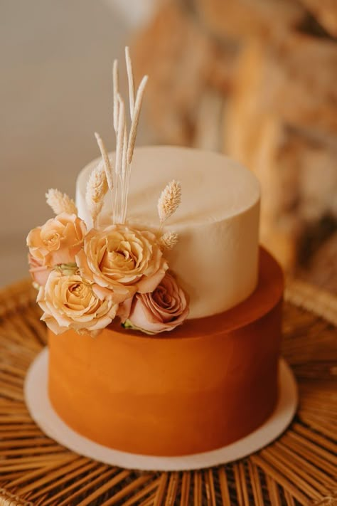 Orange Boho Wedding Cake, Two Tiered Fall Wedding Cake, October Wedding Cake 2 Tier, Orange Wedding Cake Designs, Fall Wedding Small Cake, Fall Color Wedding Cakes, Maple Wedding Cake, October Wedding Cakes Fall, Terracotta Wedding Cake Table