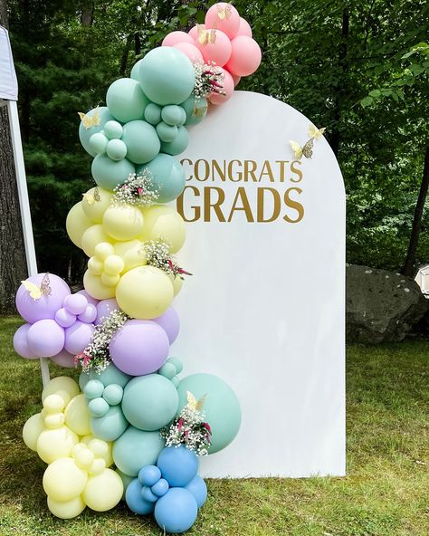 Themed graduation parties that aren’t typical school colors are so much fun and really show off the personality of your graduate! Loving these colors for a butterfly inspired grad party 🦋 Pastel Graduation Party Decorations, Grad Party Color Schemes, Spring Graduation Party, Teacher Graduation Party, Education Major, Graduation Party Planning, Graduating Teacher, Graduation Theme, Graduation Parties