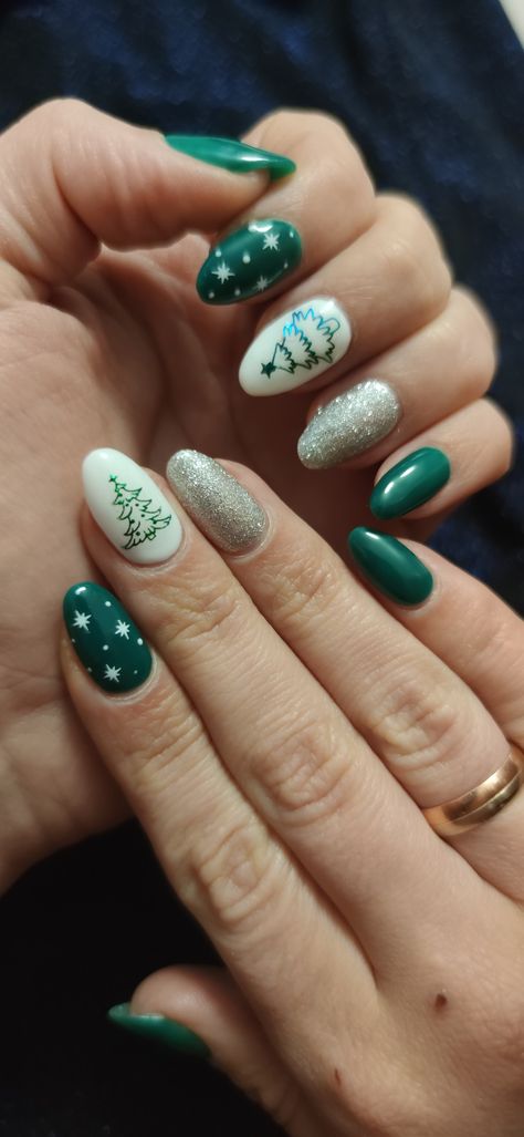 Green And White Winter Nails, Christmas Nail Stickers Art Designs, Christmas Nails White And Green, Christmas Nails Green And Silver, Christmas Nails With Stickers, Light Green Christmas Nails, Christmas Nails Green And White, Sage Green Christmas Nails, White And Green Christmas Nails