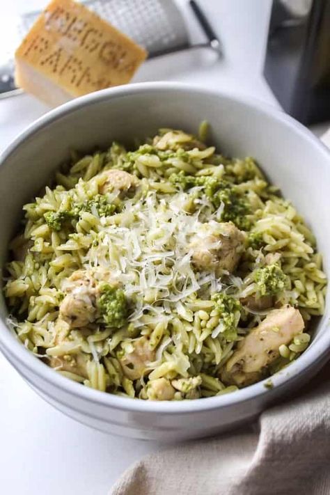 If you're looking for a show-stopping dish that doubles as a lunch and takes just 30 minutes to make, this pesto orzo with chicken is it! Orzo And Pesto Recipes, Orzo With Pesto Recipe, Creamy Pesto Orzo, Chicken Orzo Salad Recipes, Orzo Recipes Pesto, Chicken Pesto Orzo Recipes, Pesto Orzo Pasta, Pesto Orzo Chicken, Chicken Pesto Orzo