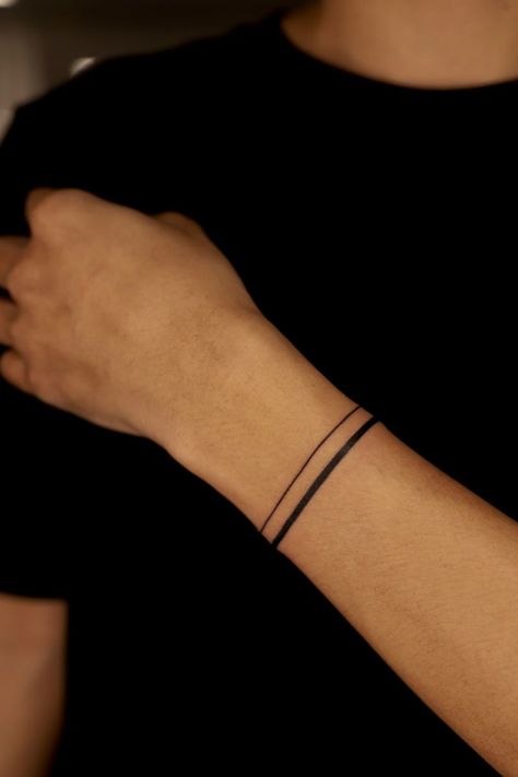 Wrist Tattoo Band, Fine Line Tattoo Wrist, Minimal Wrist Tattoo, Wrist Band Tattoos, Fine Line Tattoo Arm, Tattoo Pols, Pols Tattoo, Tattoo Arm Band, Line Tattoo Arm