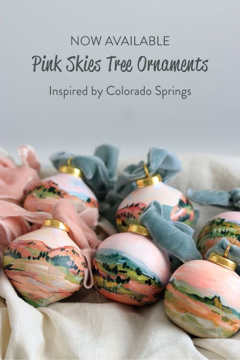 Pretty Ornaments Diy, Artist Christmas Ornaments, Custom Painted Ornaments, Hand Painted Ceramic Christmas Ornaments, Easy Hand Painted Ornaments, Painted Plastic Ornaments, How To Hand Paint Ornaments, Painting Ceramic Ornaments, Diy Painting Ornaments