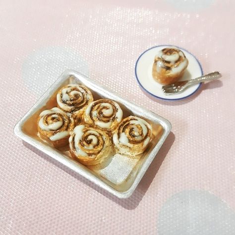 Miniature Cinnamon Rolls, Miniature Bread, Mini Cinnamon Rolls, Miniture Food, Miniature Bakery, Dollhouse Miniature Tutorials, Mini Stuff, Doll Food, Dollhouse Food