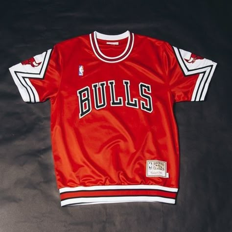 Camisa BULLS NBA 🏀🔱 Chicago Bulls Ropa, Tomboyish Outfits, Bulls T Shirt, Sweater Outfits Men, Geeky Clothes, Hype Clothing, Retro Football Shirts, Football Fashion, Shoes Outfit Fashion