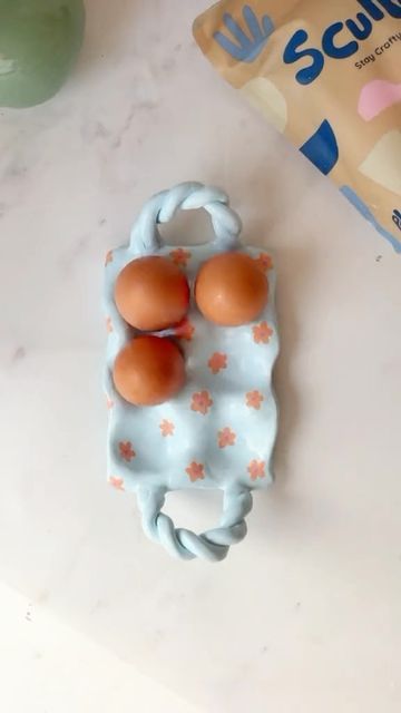 Easter Clay Projects, Diy Clay Egg Tray, Egg Carton Ceramic, Pottery Easter Ideas, Air Dry Clay Egg Holder, Egg Carton Clay, Pottery Egg Holder, Egg Holder Ceramic, Clay Egg Tray