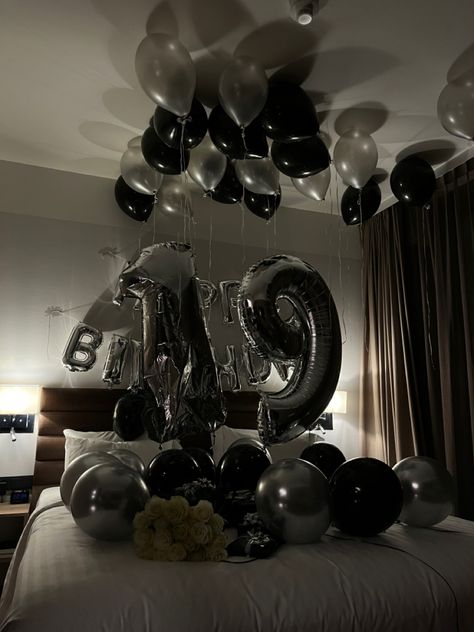 Ballons On Bed For Birthday, Hotel Birthday Party Ideas 19, Birthday Ballons Bedroom, 19th Birthday Gifts For Boyfriend, Hotel Room Photoshoot Ideas Birthday, Bed Birthday Photoshoot, Boyfriends Bday, Birthday Bed, Bd Gifts