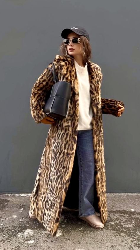 Leopard Dress Street Style, Leopard Coat Outfit, Stile Kylie Jenner, Fur Coat Outfit, Leopard Print Outfits, Walking Down The Street, Leopard Coat, Leopard Print Coat, Looks Street Style